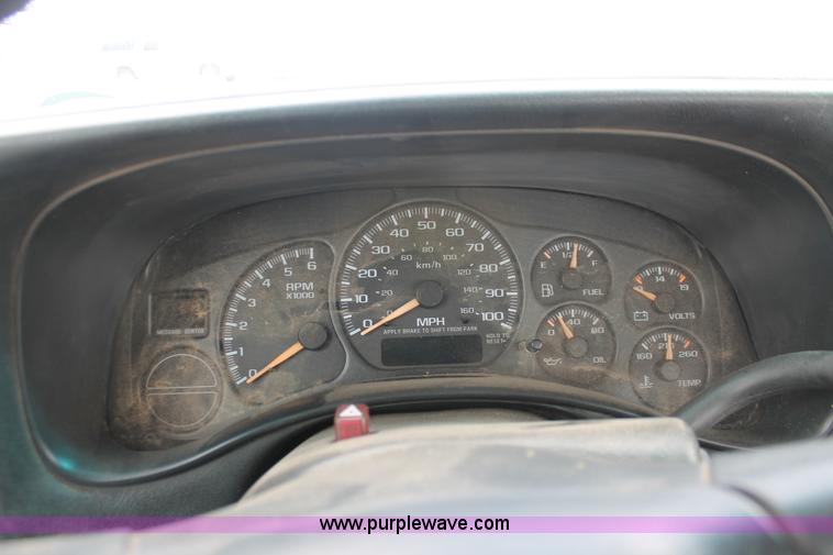 image for item E2939 2002 Chevrolet Silverado 1500 pickup truck