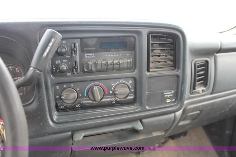 image for item E2939 2002 Chevrolet Silverado 1500 pickup truck