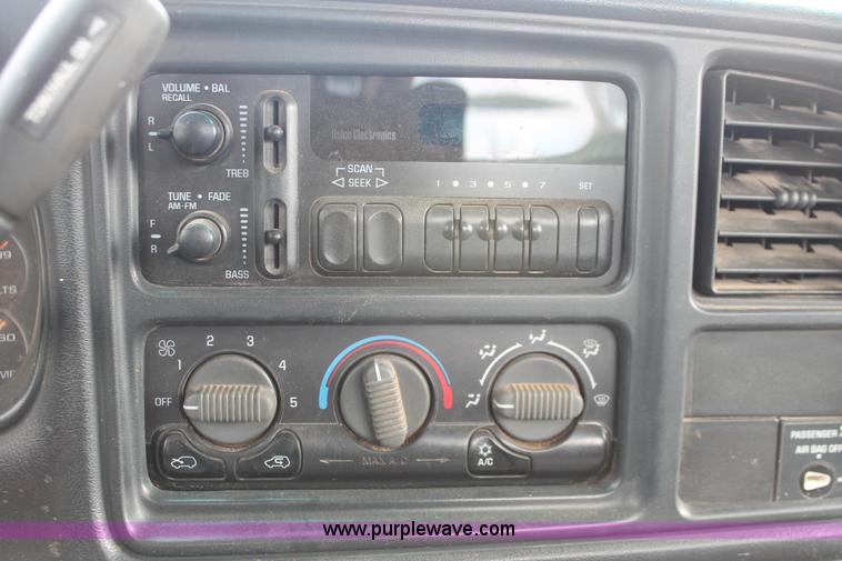 image for item E2939 2002 Chevrolet Silverado 1500 pickup truck