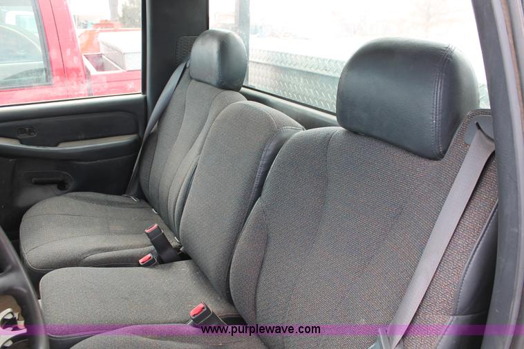 image for item E2939 2002 Chevrolet Silverado 1500 pickup truck