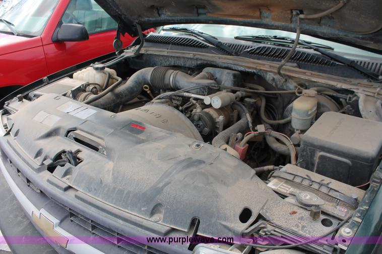 image for item E2939 2002 Chevrolet Silverado 1500 pickup truck