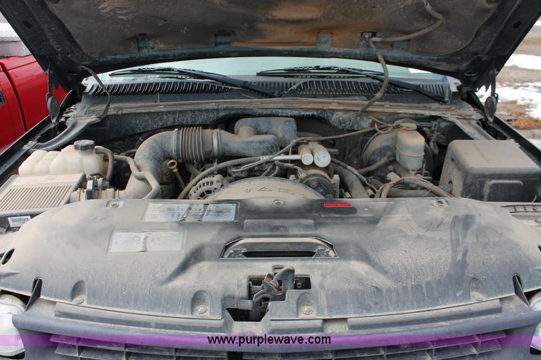 image for item E2939 2002 Chevrolet Silverado 1500 pickup truck