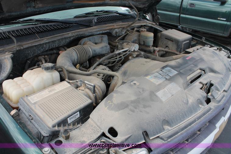 image for item E2939 2002 Chevrolet Silverado 1500 pickup truck