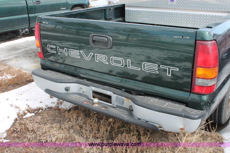 image for item E2939 2002 Chevrolet Silverado 1500 pickup truck