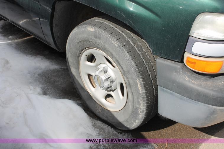 image for item E2939 2002 Chevrolet Silverado 1500 pickup truck