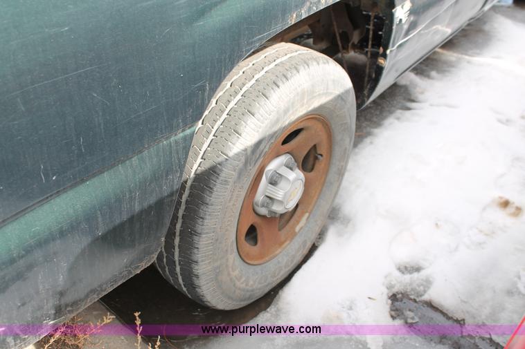 image for item E2939 2002 Chevrolet Silverado 1500 pickup truck