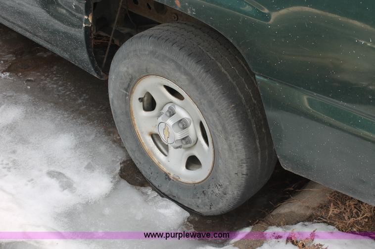 image for item E2939 2002 Chevrolet Silverado 1500 pickup truck