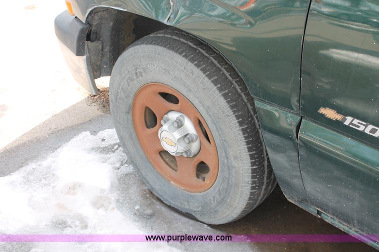 image for item E2939 2002 Chevrolet Silverado 1500 pickup truck