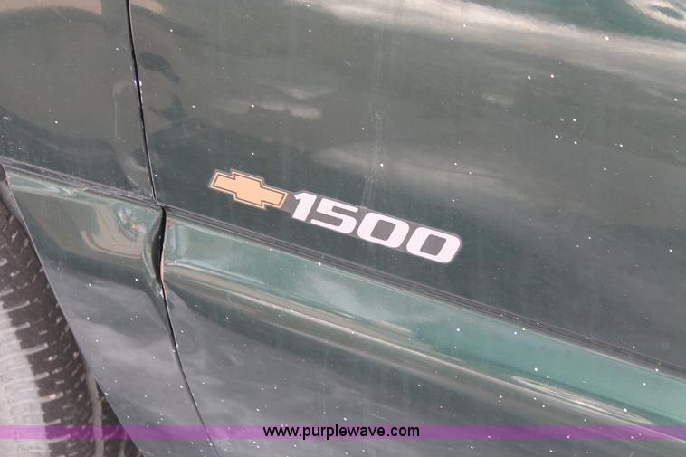 image for item E2939 2002 Chevrolet Silverado 1500 pickup truck