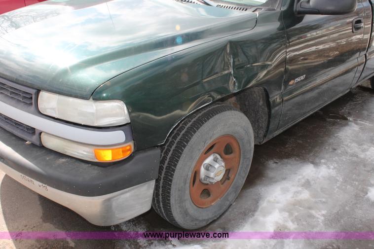 image for item E2939 2002 Chevrolet Silverado 1500 pickup truck