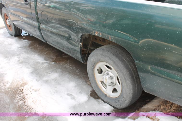 image for item E2939 2002 Chevrolet Silverado 1500 pickup truck