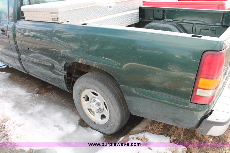 image for item E2939 2002 Chevrolet Silverado 1500 pickup truck