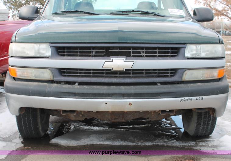 image for item E2939 2002 Chevrolet Silverado 1500 pickup truck