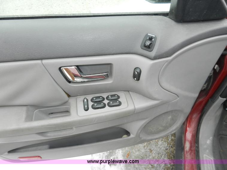 image for item E4156 2001 Ford Taurus LX