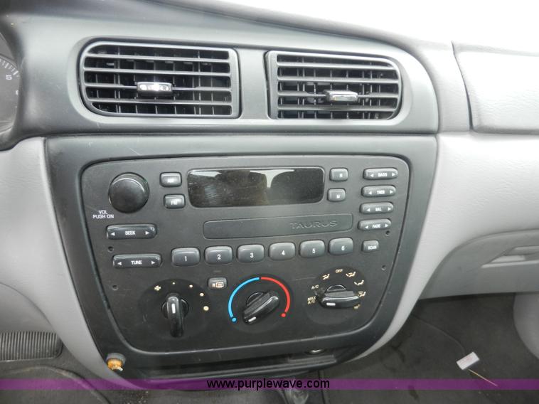 image for item E4156 2001 Ford Taurus LX