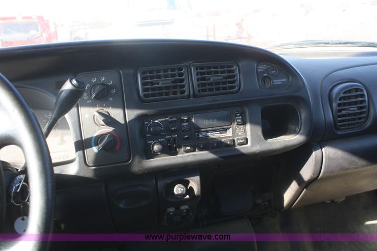 image for item F2965 2001 Dodge Ram 1500 pickup truck