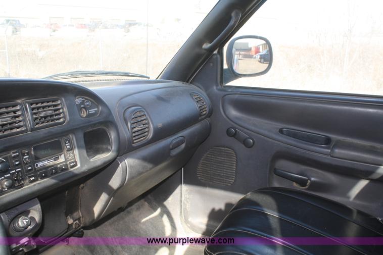 image for item F2965 2001 Dodge Ram 1500 pickup truck