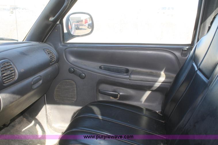 image for item F2965 2001 Dodge Ram 1500 pickup truck