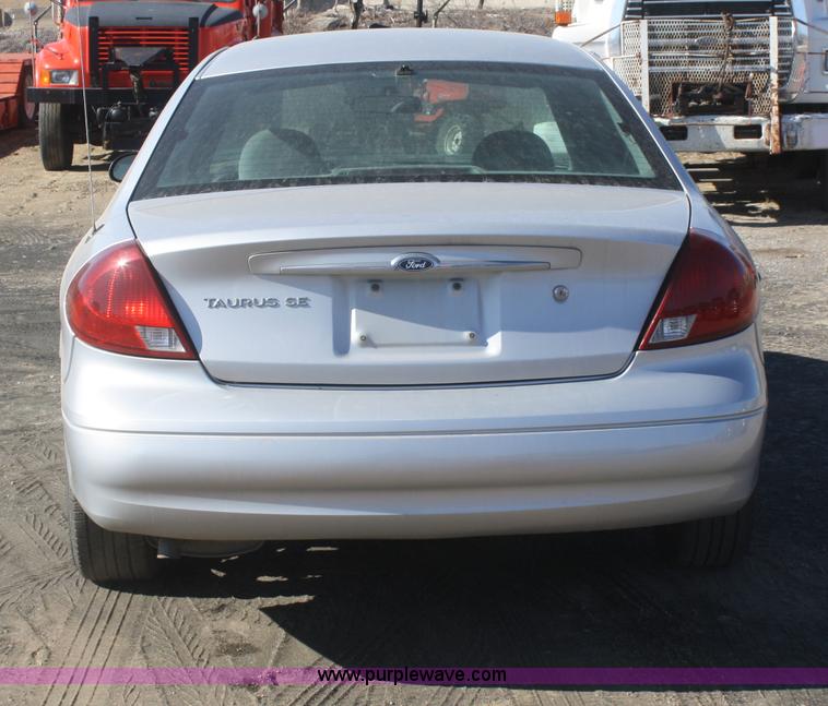 image for item F2969 2002 Ford Taurus SE