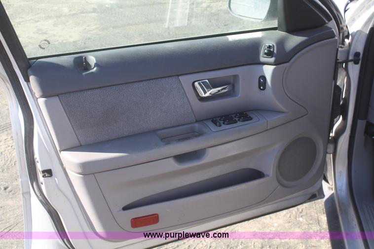 image for item F2969 2002 Ford Taurus SE