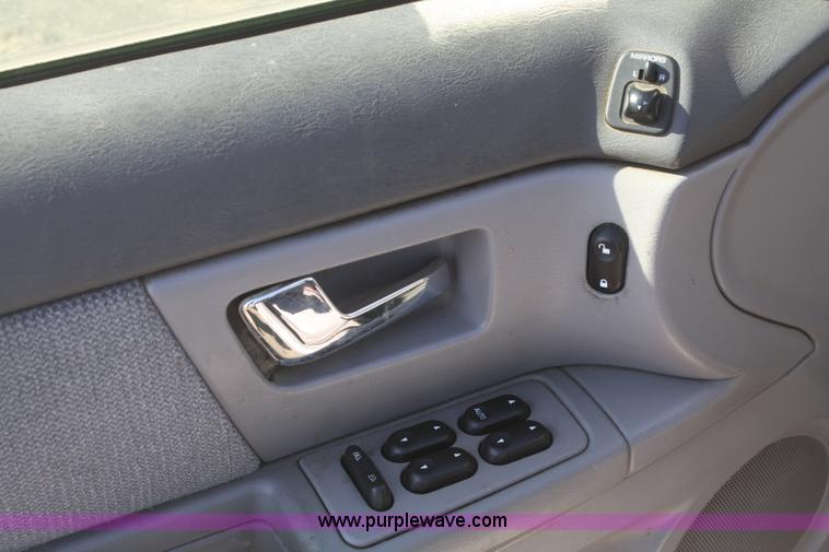image for item F2969 2002 Ford Taurus SE