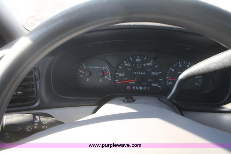 image for item F2969 2002 Ford Taurus SE