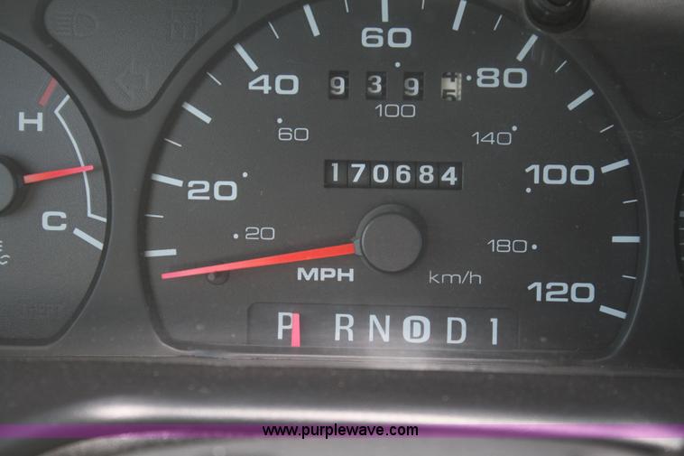 image for item F2969 2002 Ford Taurus SE