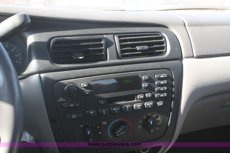 image for item F2969 2002 Ford Taurus SE