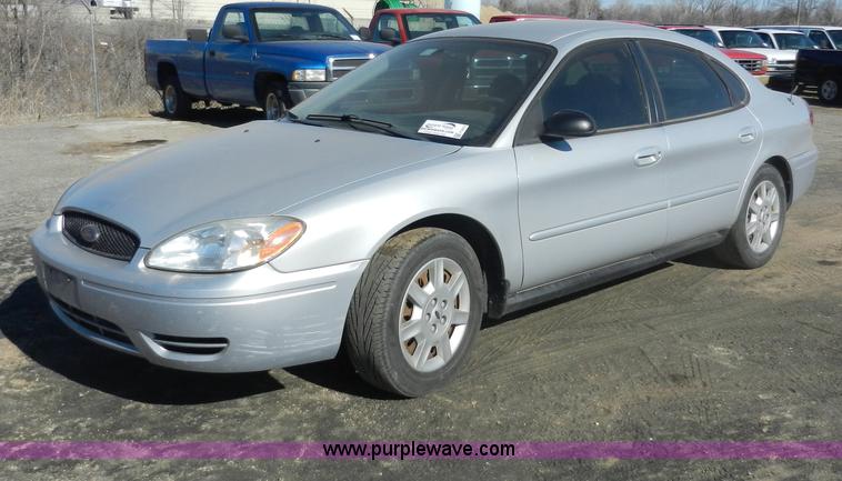 image for item F2974 2006 Ford Taurus SE