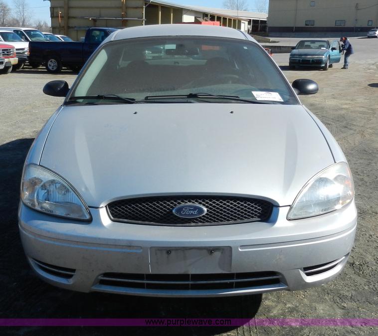 image for item F2974 2006 Ford Taurus SE