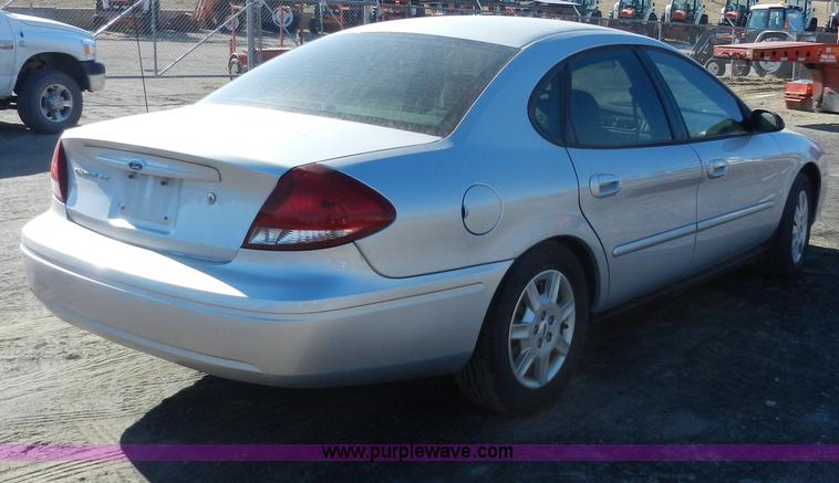 image for item F2974 2006 Ford Taurus SE