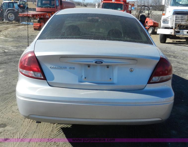image for item F2974 2006 Ford Taurus SE