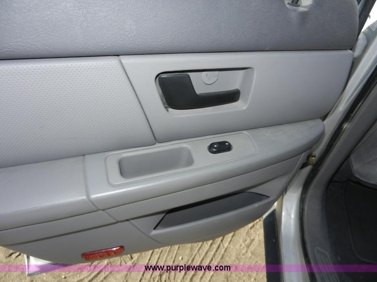 image for item F2974 2006 Ford Taurus SE