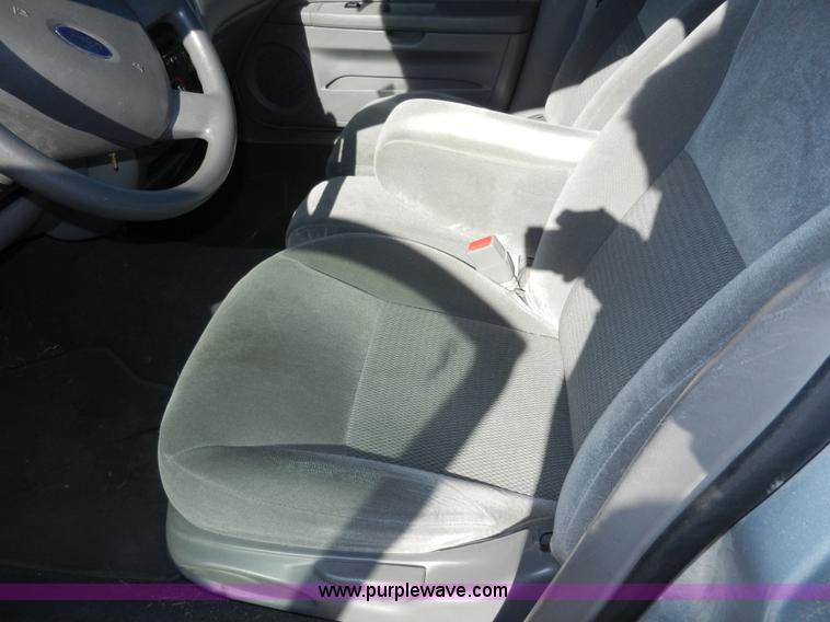 image for item F2974 2006 Ford Taurus SE