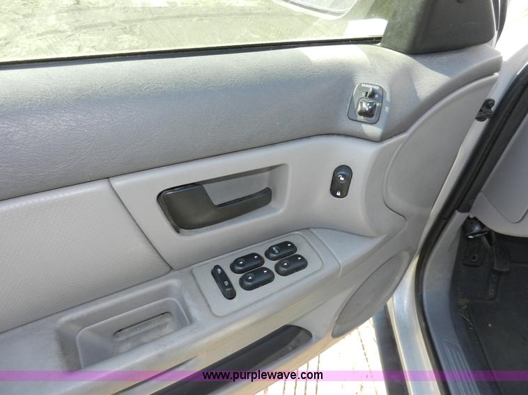 image for item F2974 2006 Ford Taurus SE