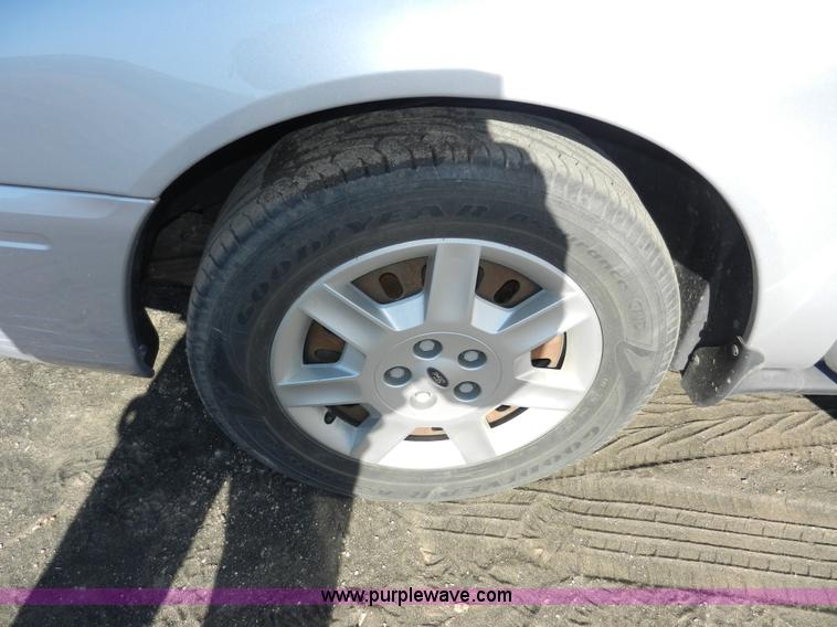 image for item F2974 2006 Ford Taurus SE