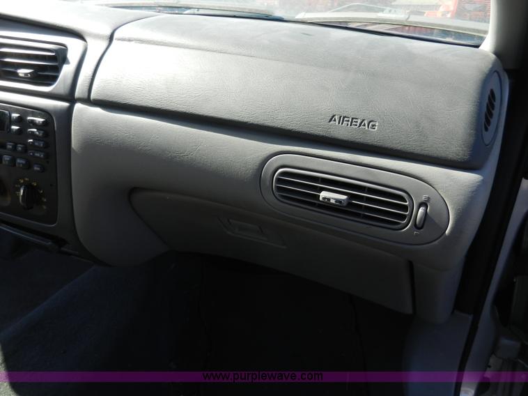 image for item F2974 2006 Ford Taurus SE