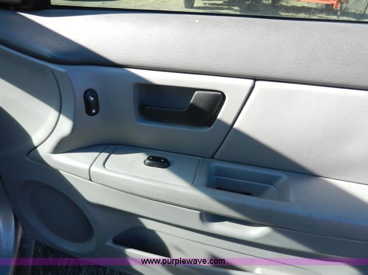 image for item F2974 2006 Ford Taurus SE