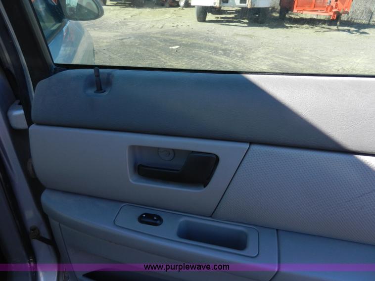 image for item F2974 2006 Ford Taurus SE