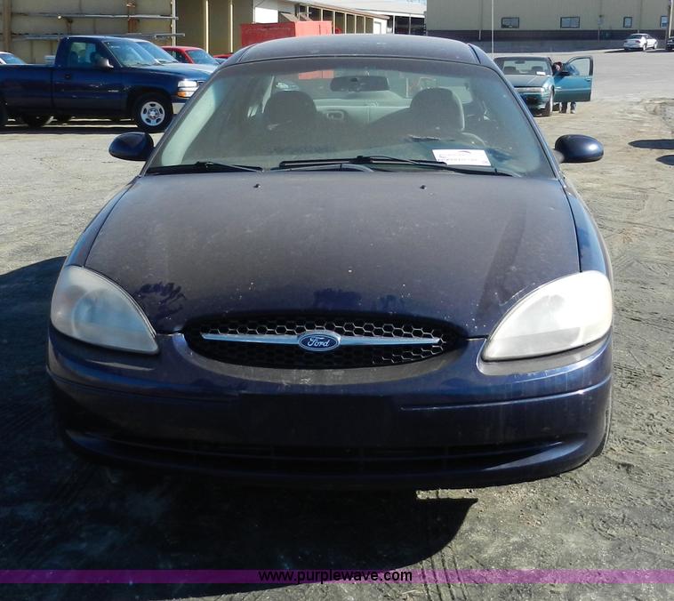 image for item F2975 2000 Ford Taurus SE