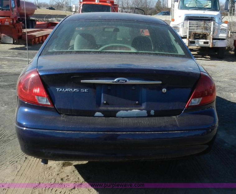 image for item F2975 2000 Ford Taurus SE