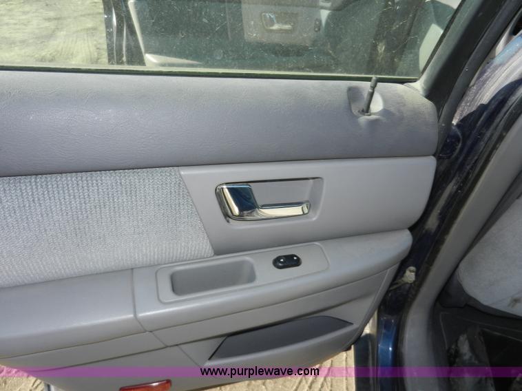 image for item F2975 2000 Ford Taurus SE