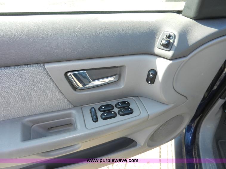 image for item F2975 2000 Ford Taurus SE