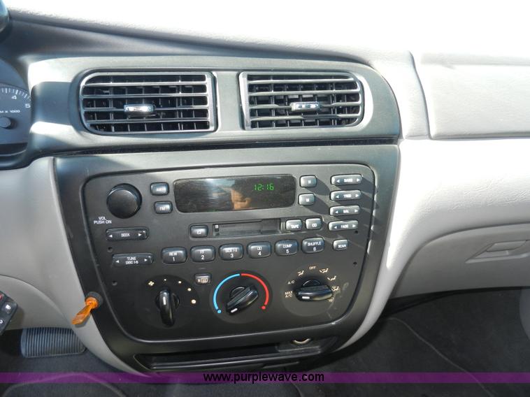 image for item F2975 2000 Ford Taurus SE