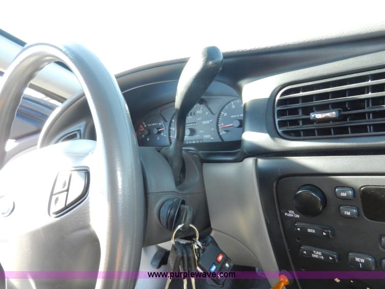 image for item F2975 2000 Ford Taurus SE