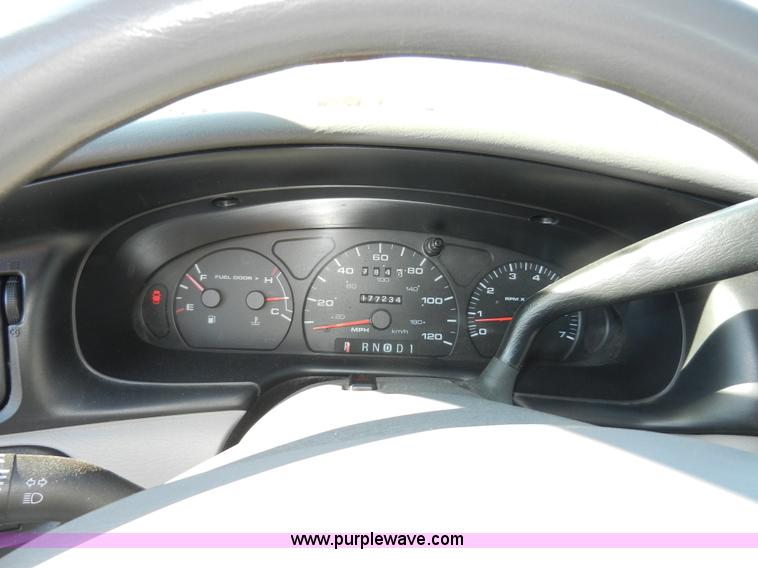 image for item F2975 2000 Ford Taurus SE