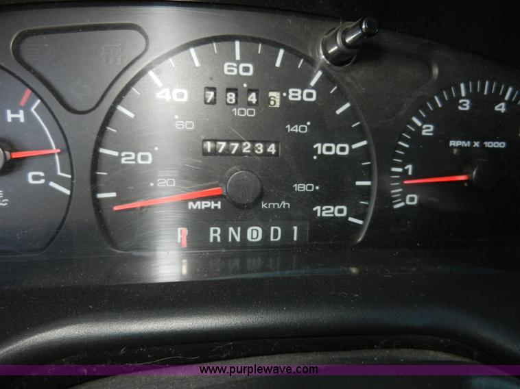 image for item F2975 2000 Ford Taurus SE