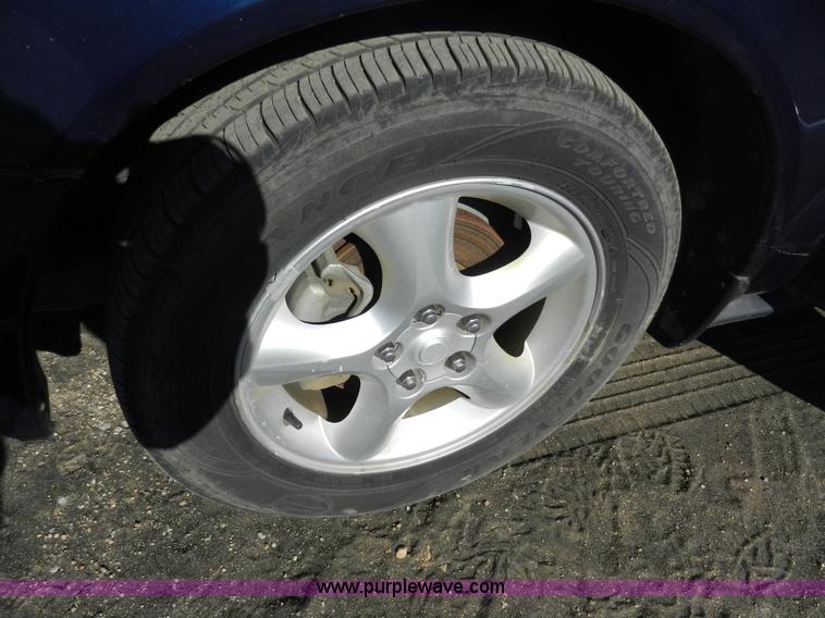 image for item F2975 2000 Ford Taurus SE