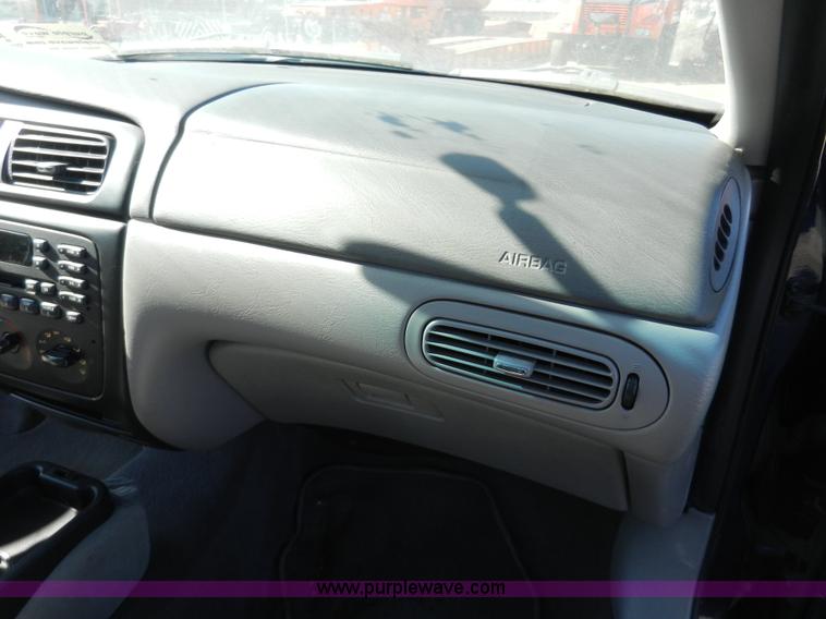 image for item F2975 2000 Ford Taurus SE