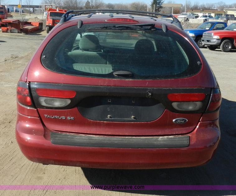 image for item F2976 2003 Ford Taurus wagon SE